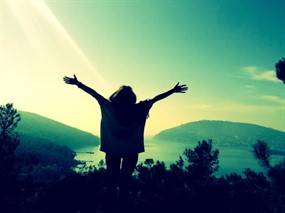 拥抱大自然图片